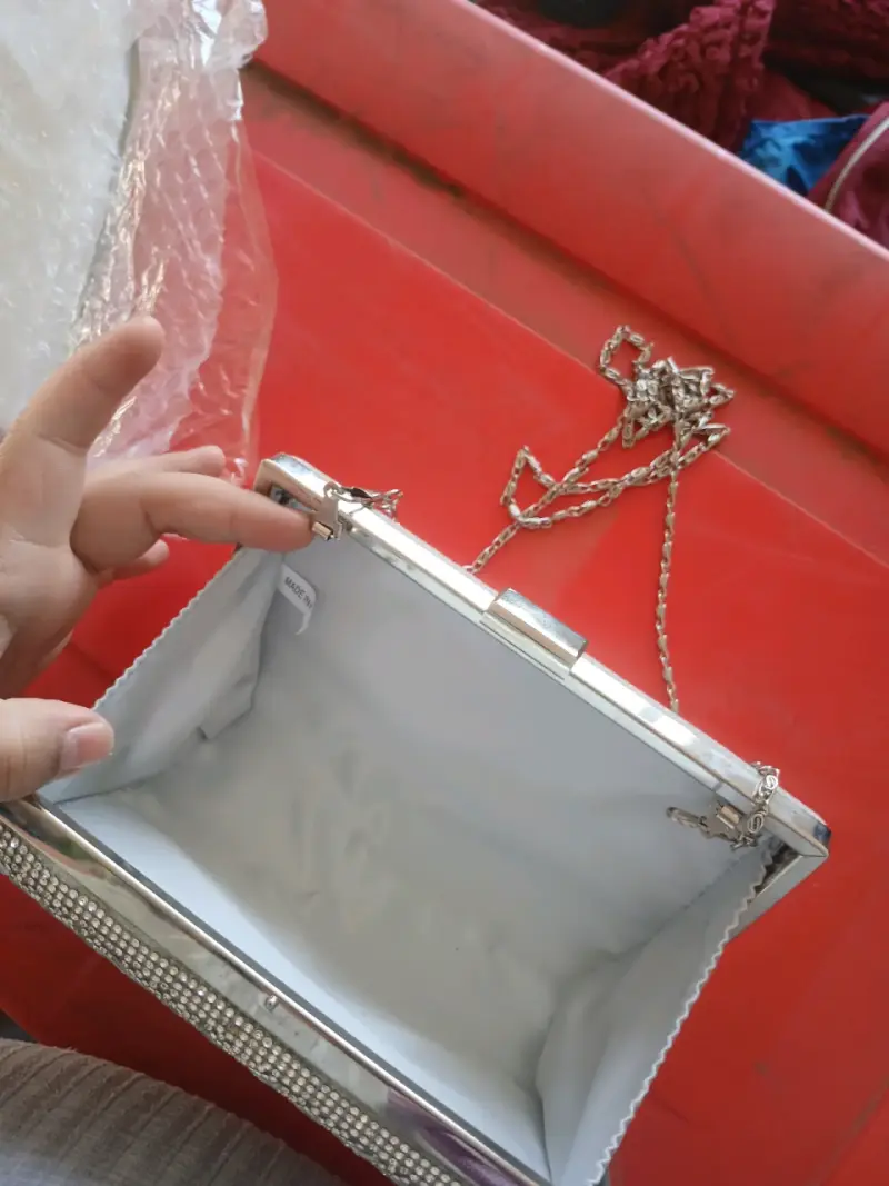 Cartera de mano elegante con pedrería plateada - 3