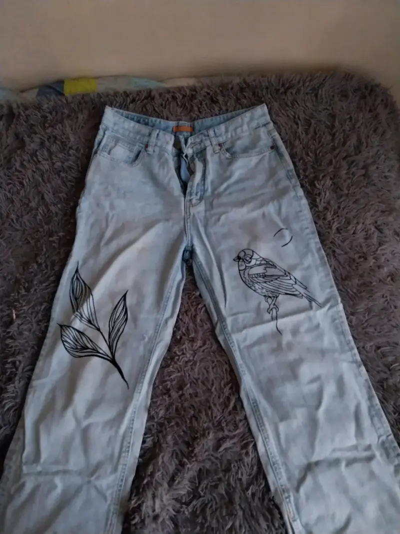 Jeans de mezclilla con diseño de hojas y pájaro - 1