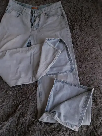 Jeans de mezclilla con diseño de hojas y pájaro - miniatura 3