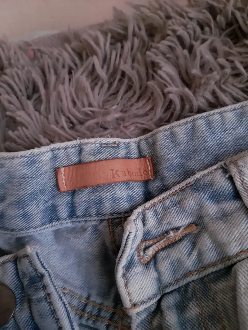 Jeans de mezclilla con diseño de hojas y pájaro - 4