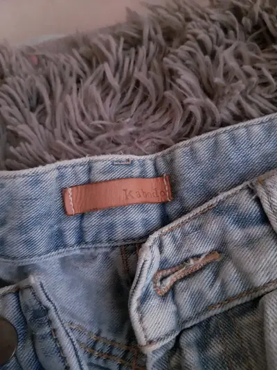 Jeans de mezclilla con diseño de hojas y pájaro - miniatura 4