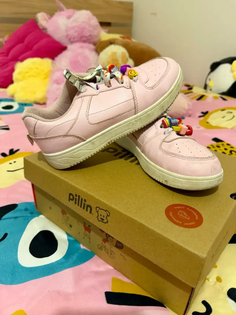 Zapatillas rosadas con adornos divertido