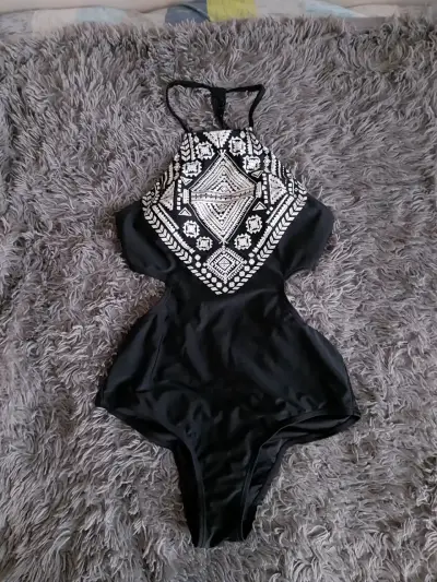Traje de baño negro con diseño tribal - miniatura 1