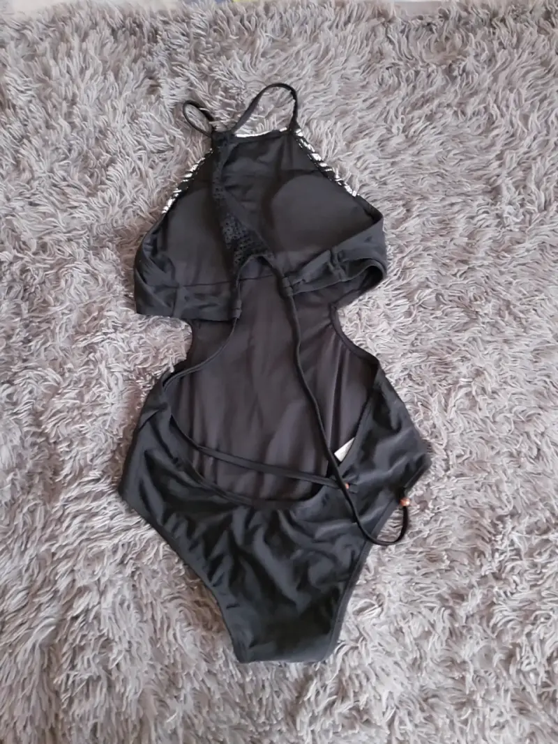 Traje de baño negro con diseño tribal - 2