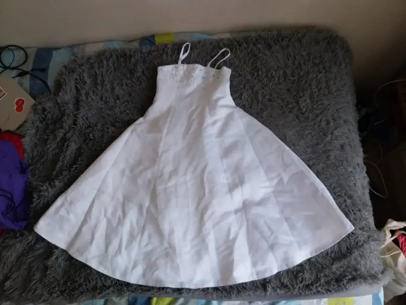 Vestido blanco de niña con bordado floral - 1