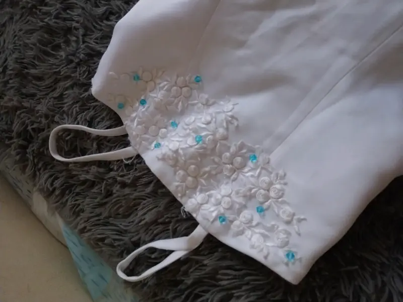 Vestido blanco de niña con bordado floral - 2