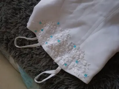 Vestido blanco de niña con bordado floral - miniatura 2