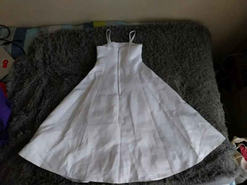 Vestido blanco de niña con bordado floral - 3