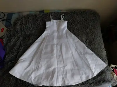 Vestido blanco de niña con bordado floral - miniatura 3