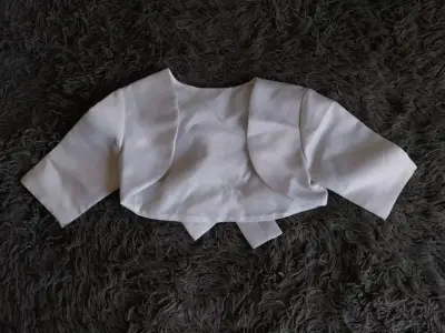 Vestido blanco de niña con bordado floral - miniatura 4