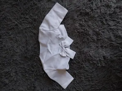 Vestido blanco de niña con bordado floral - miniatura 5