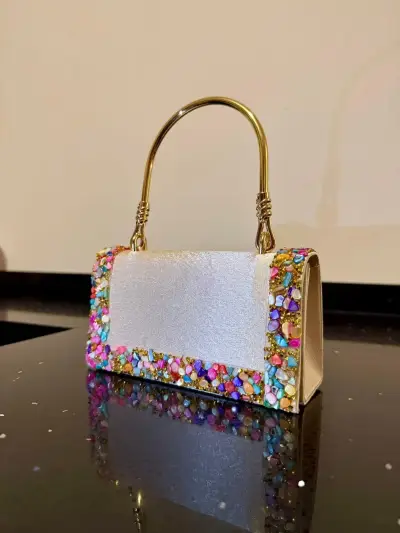 Cartera de mano con detalles brillantes - miniatura 1