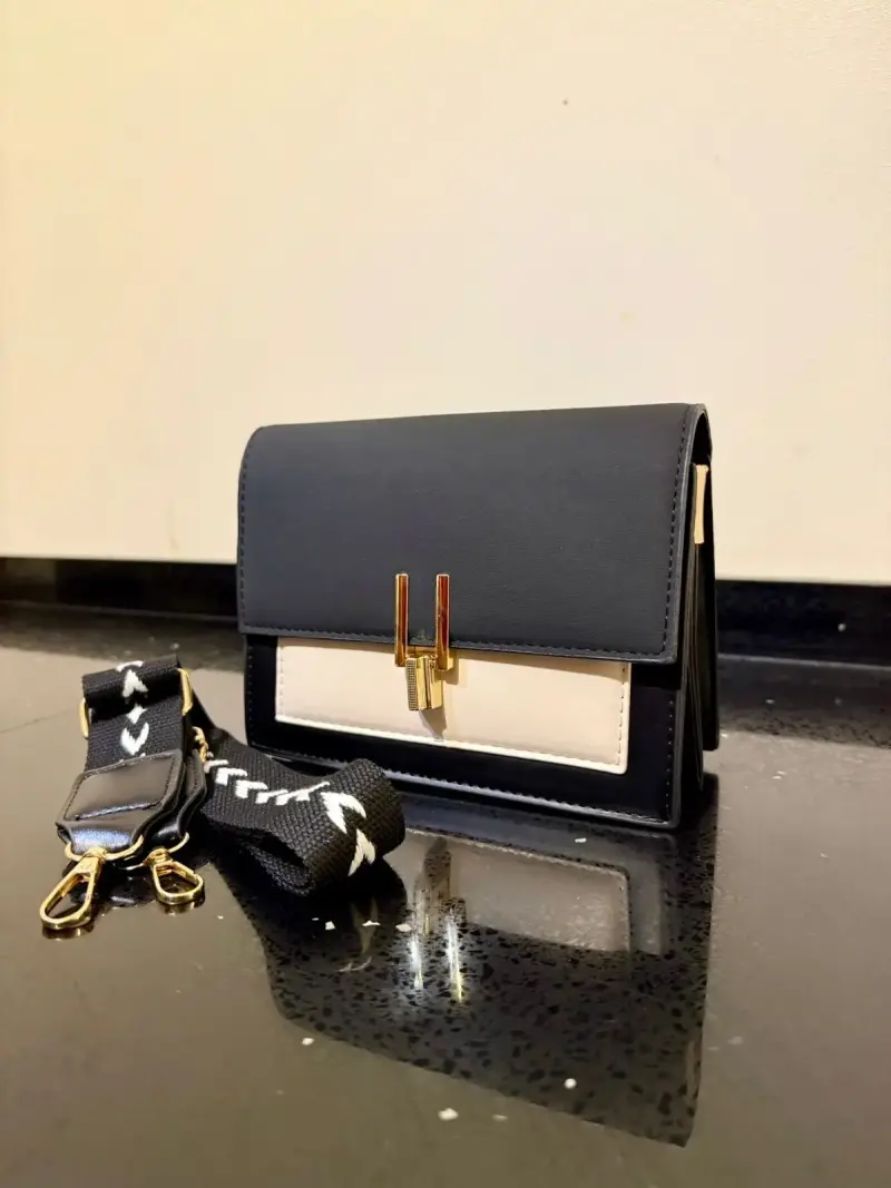 Cartera de mano con detalles brillantes - 3