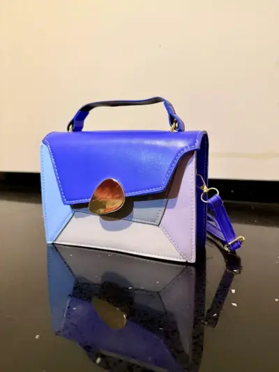 Cartera de mano con detalles brillantes - miniatura 5
