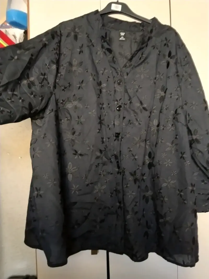 Blusa negra con bordado floral para mujer