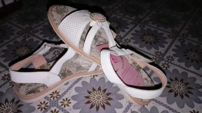 Sandalias blancas con adorno floral - miniatura 1