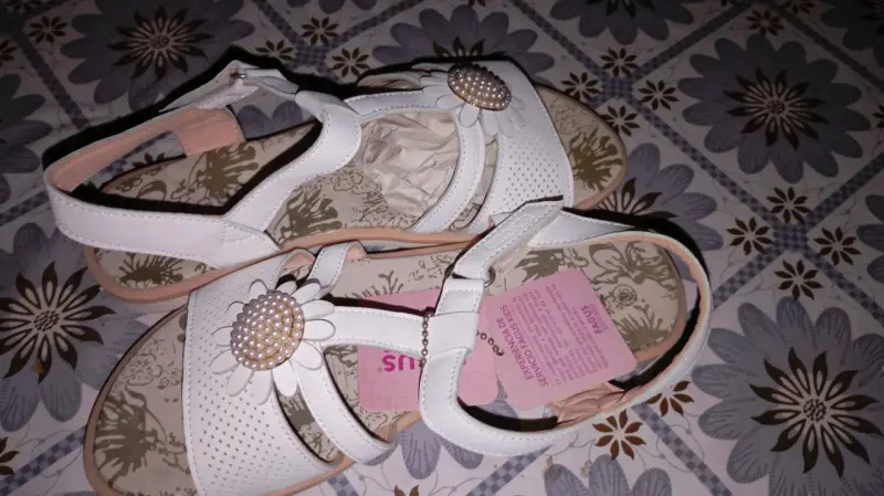 Sandalias blancas con adorno floral - 2