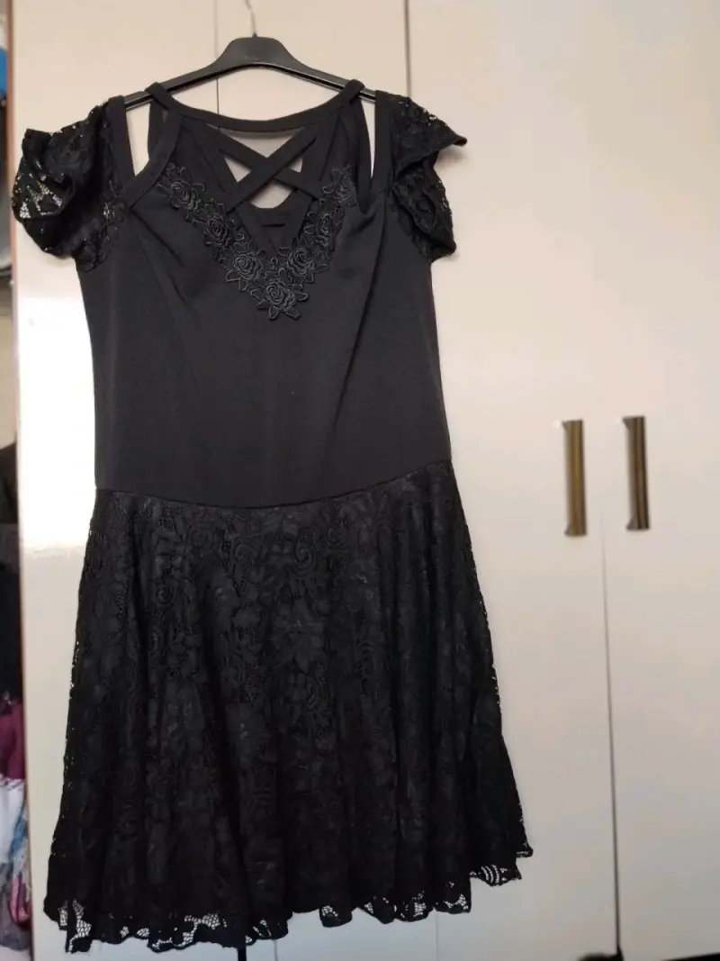 Vestido negro con encaje y diseño cruzado