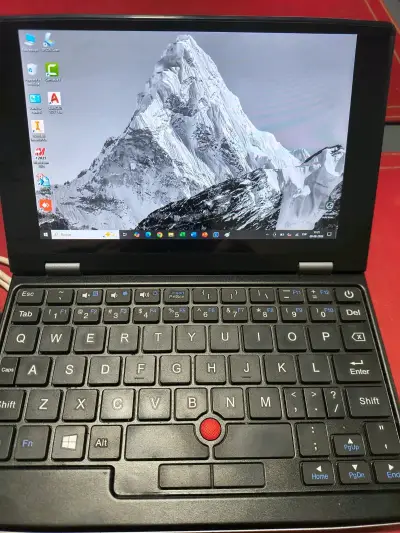 Mini laptop con teclado compacto y cargador - miniatura 1
