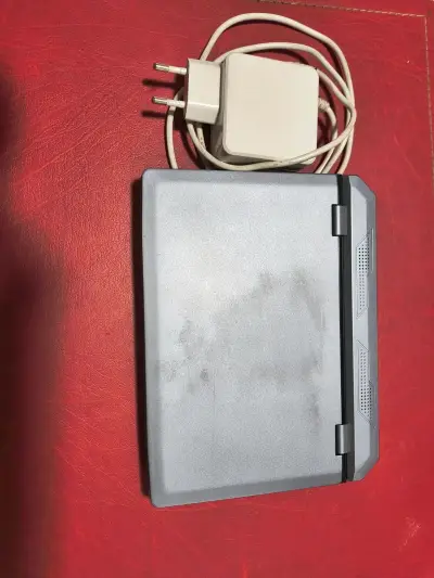 Mini laptop con teclado compacto y cargador - miniatura 2