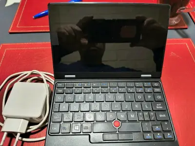 Mini laptop con teclado compacto y cargador - miniatura 3