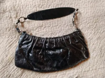 Cartera de cuero negra elegante para mujer - miniatura 2