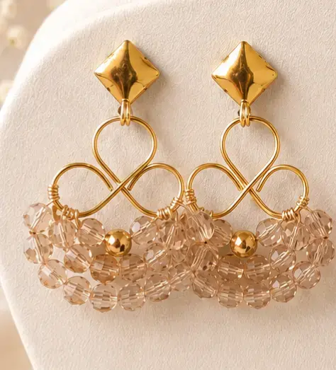 Elegantes aros dorados con diseño de lazo