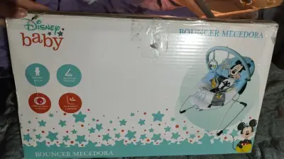 Mecedora Bouncer Disney Baby con Juguetes - miniatura 2