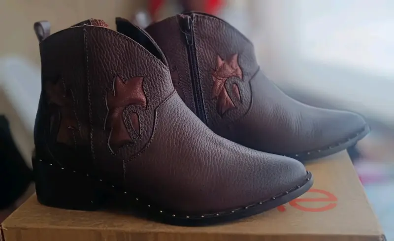 Botines de cuero marrón con diseño floral - 1