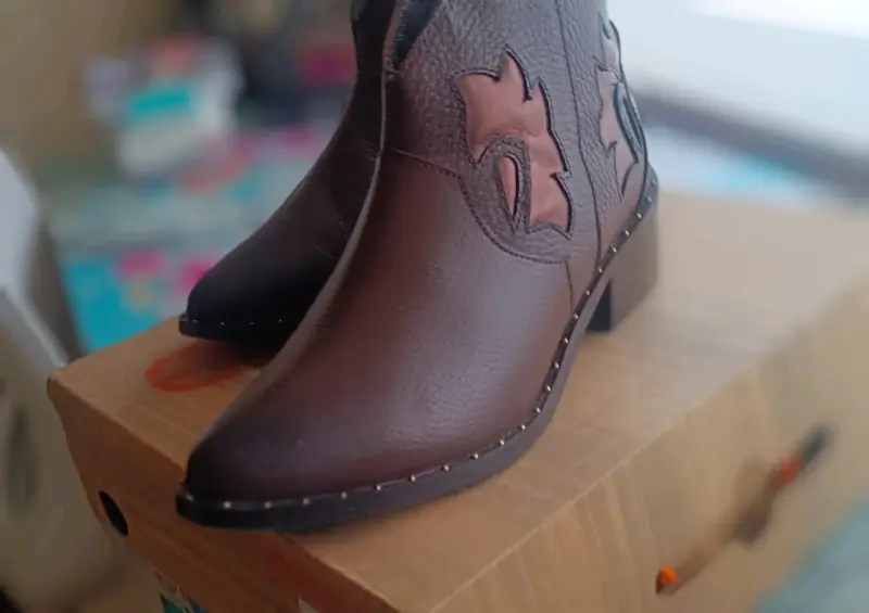 Botines de cuero marrón con diseño floral - 2