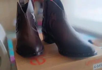 Botines de cuero marrón con diseño floral - miniatura 3