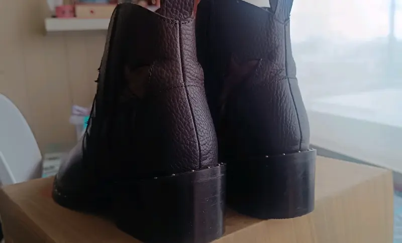 Botines de cuero marrón con diseño floral - 4