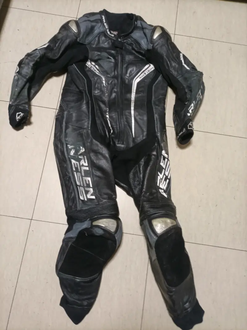 Traje de moto Arlen Ness de cuero negrocon protecc - 1