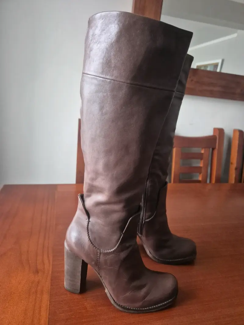 Botas de cuero marrón con tacón alto - 1