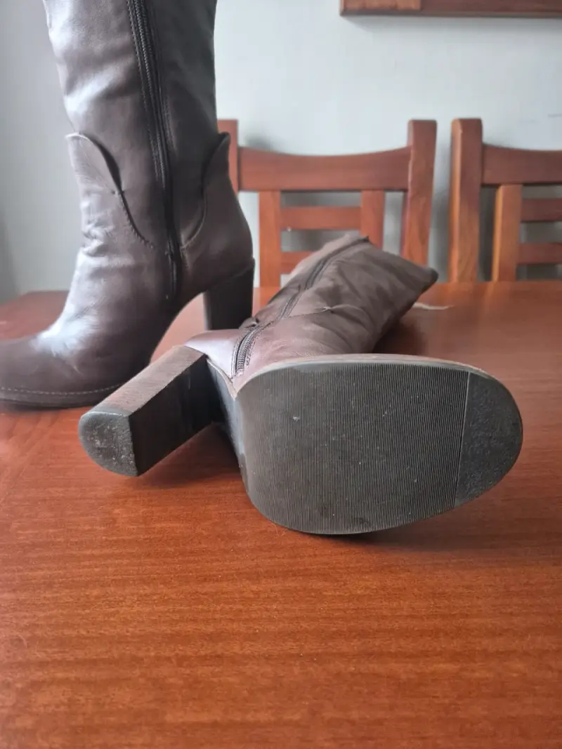 Botas de cuero marrón con tacón alto - 2