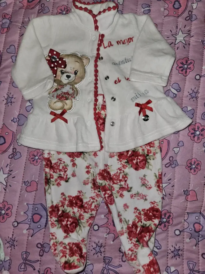 Conjunto de bebé con diseño de oso y flores