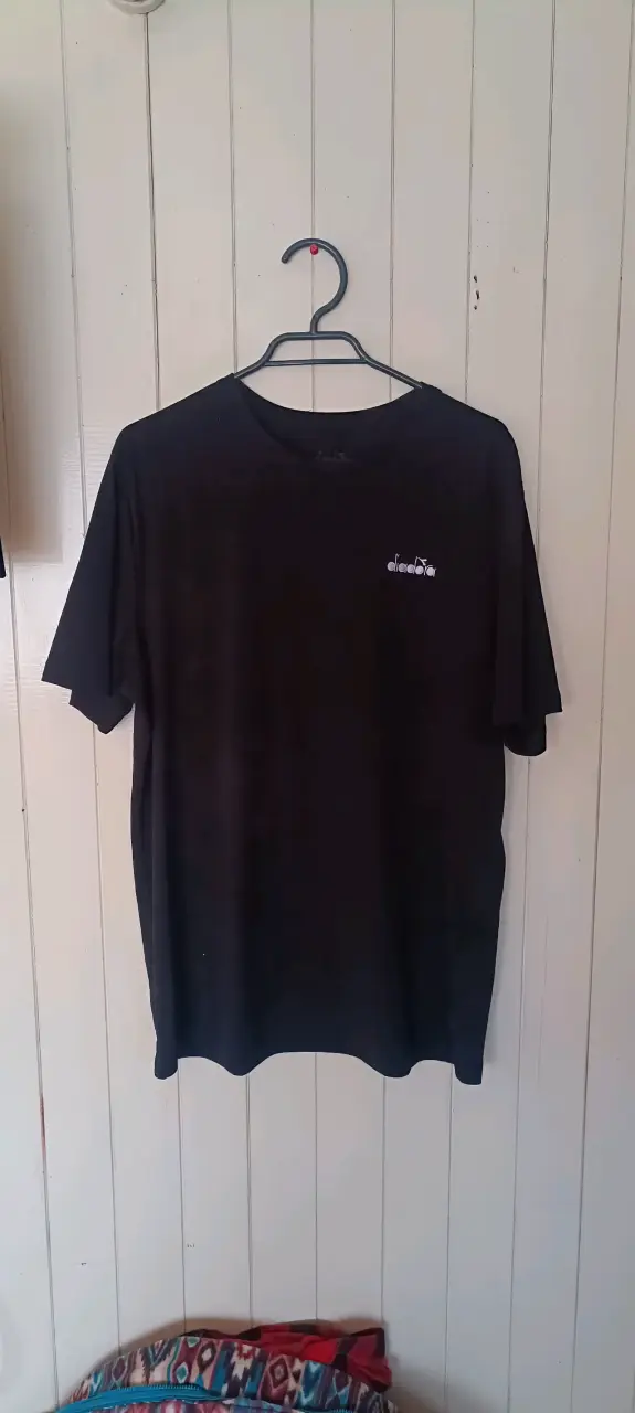 Polera negra Diadora para hombre
