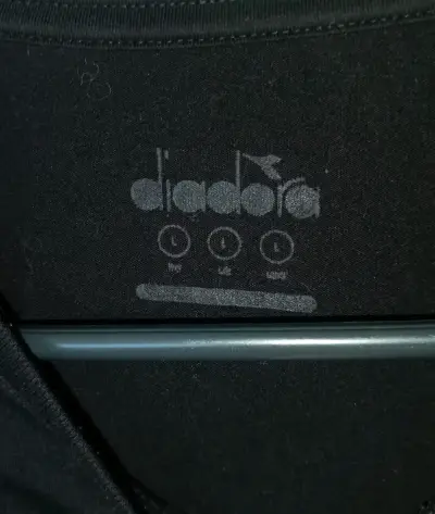 Polera negra Diadora para hombre - miniatura 2