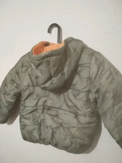 Chaqueta de niño con capucha y diseño de dinosaurios - miniatura 2