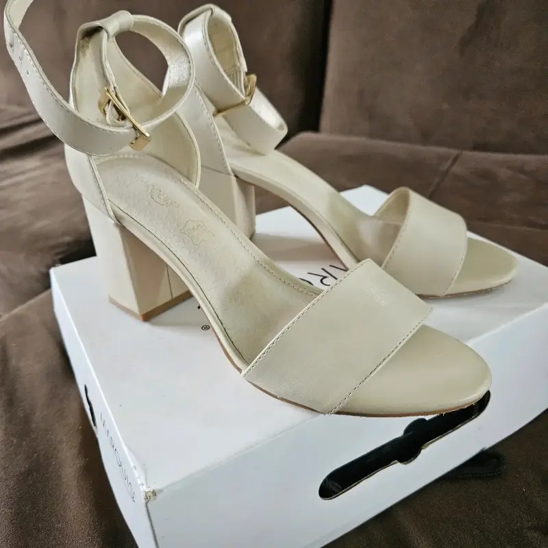 Sandalias de tacón beige con hebilla
