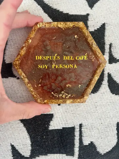 Posavaso o bandejita de resina epoxy con frase - miniatura 1