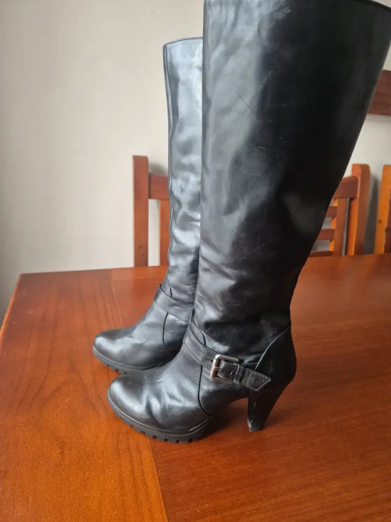 Botas de cuero negras con tacón alto - 1