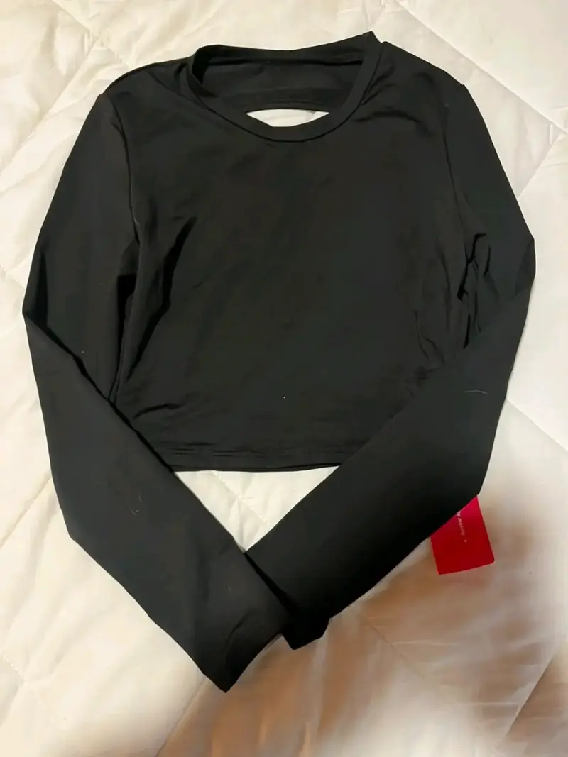 Polera negra manga larga con diseño moderno - 1