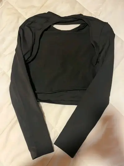 Polera negra manga larga con diseño moderno - miniatura 2