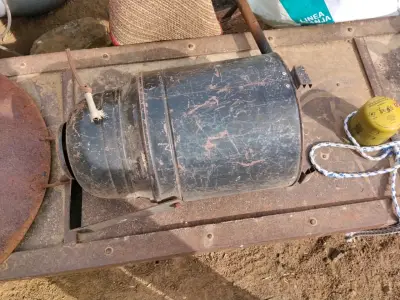 Antiguo proyector de cine en metal - miniatura 1