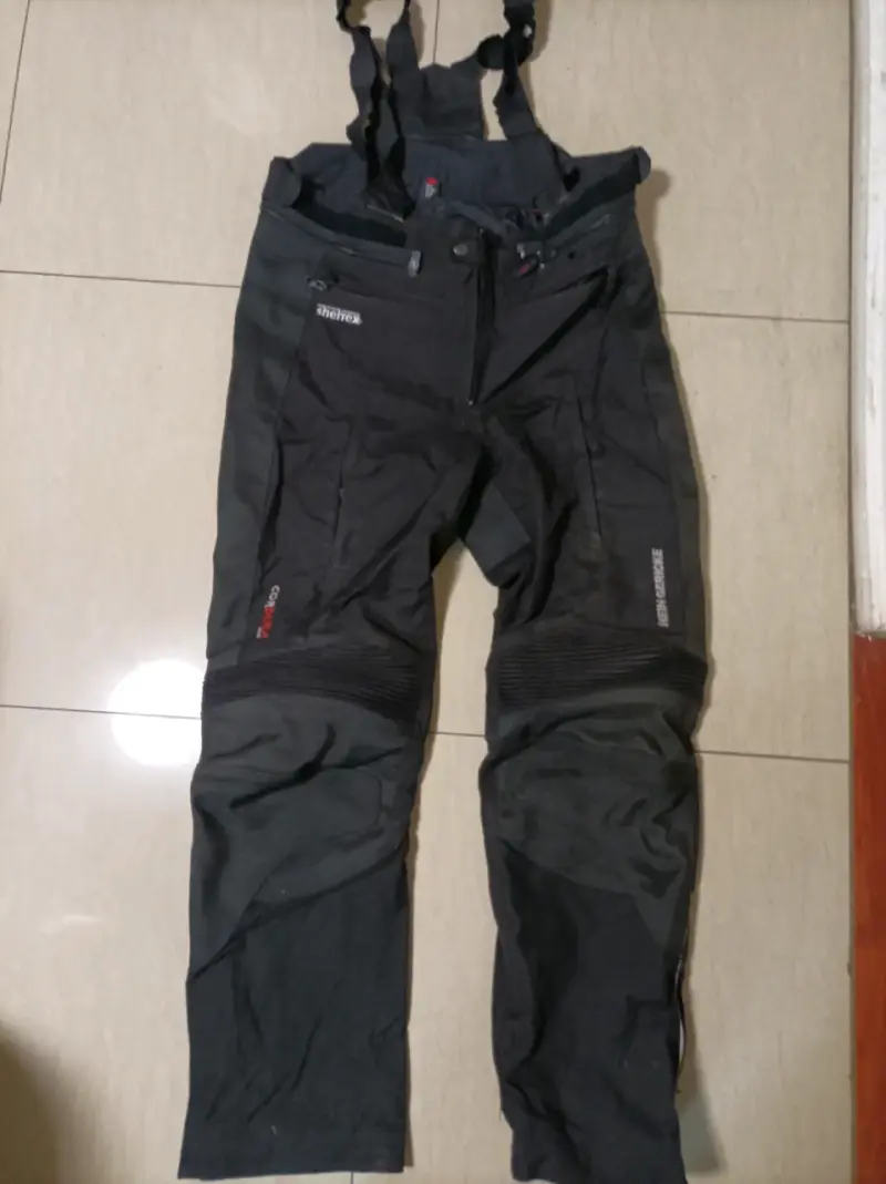 Pantalones de moto negros con tirantes