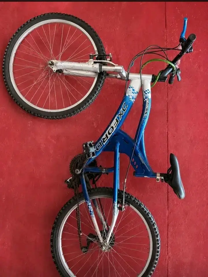 Bicicleta de montaña Oxford azul con suspensión
