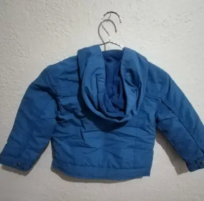 Chaqueta azul para niño con capucha - miniatura 2