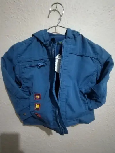 Chaqueta azul para niño con capucha - miniatura 4