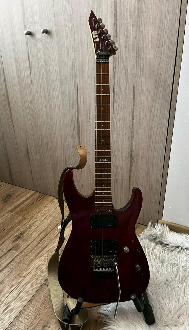 Guitarra eléctrica ESP LTD roja con puente Floyd Rose - 1